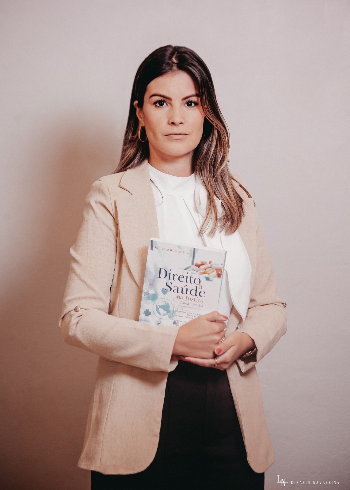 Bruna Robaina com livro Direito da Saúde